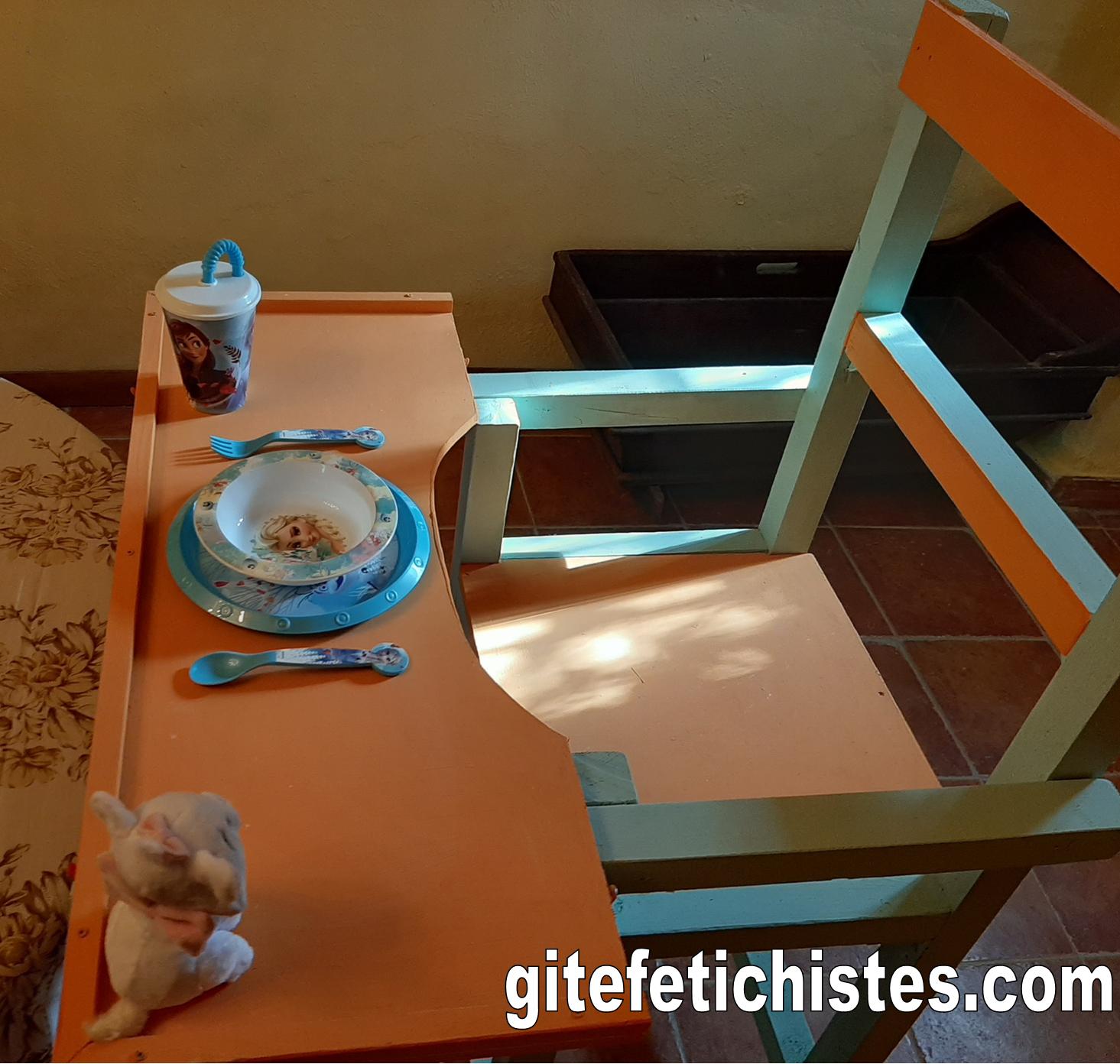 Présentation de la table avec chaise haute pour fille